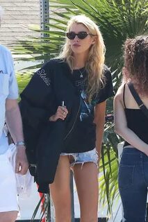 Stella Maxwell - In a denim shorts out in Venice Beach-30 Go