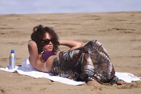 Alicia Keys bikini beach vacation candids in Hawaii on Janua