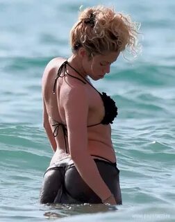Шакира вышла в бикини на пляж на Гавайях