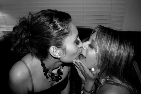 File:Two girls kissing.jpg - Wikimedia Commons
