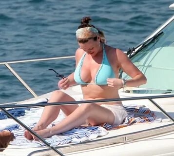 Celebrity Skin: Suranne Jones Bikini Candids