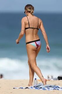 lisa clark in a bikini enjoying the beach in sydney-210917_5