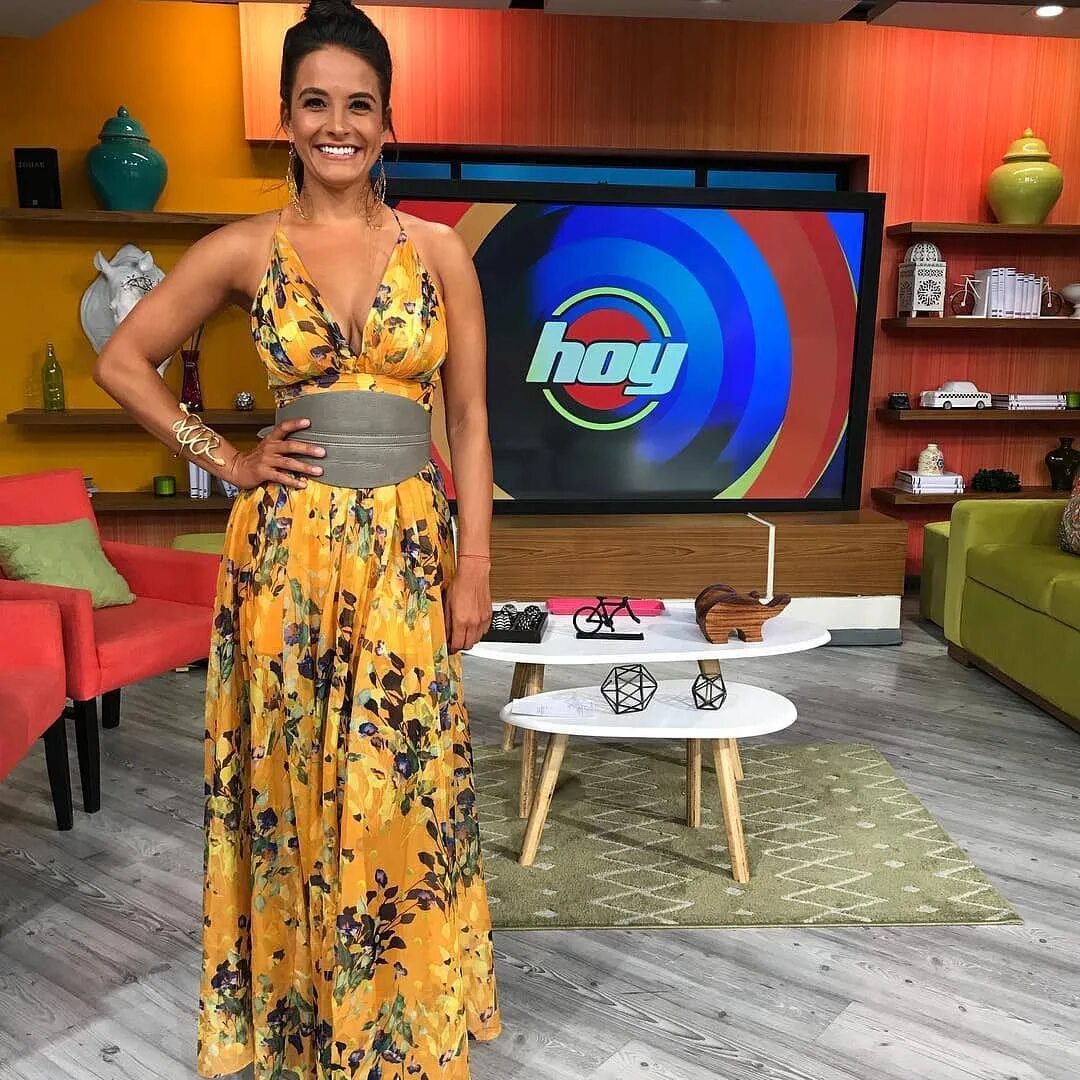 Gina Holguin в Instagram: "Aquí en el @programahoy" .