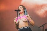 Tove lo shows off her nude tits on stage - Auraj.eu
