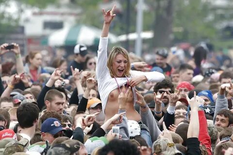 Naked concert girls crowd surfing :: Halaburt.eu