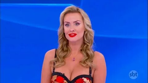 Vestido de famosa abre durante quadro em programa do SBT e S