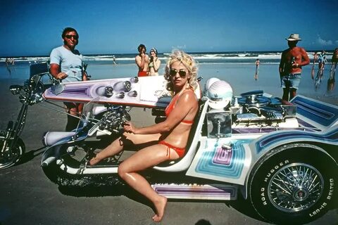 25 Pictures That Show Just How Far Out Beach Life Was In '70