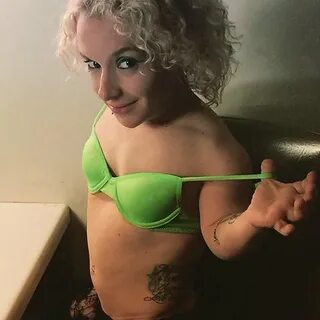 Cassandra, 25, är världens minsta strippa