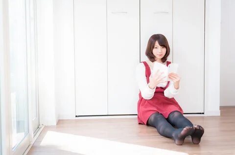 両 足 を 伸 ば し て 休 日 を 満 喫 す る 若 い 女 性 の 写 真 素 材 - ぱ く た そ