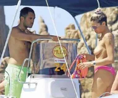 Elodie in topless in barca con mahmood 3 - Dago fotogallery