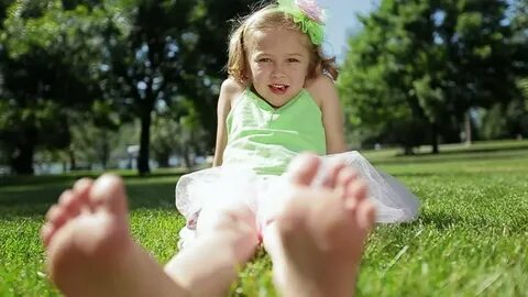 close little girl's bare feet her: стоковое видео (без лицен