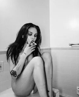 cr : @maggielindemann in 2022 Maggie lindemann, Girl smoking, Grunge.