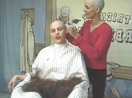 College student shaves her head and you won’t believe the re