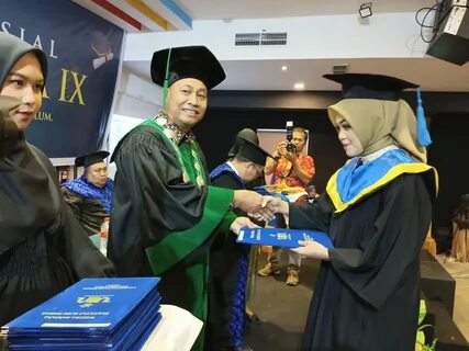 Dekan FIS Prof Dr Abdurrahman memberikan ucapan selamat pada salah satu pes