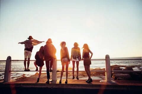 Boho style friends reaching the beach on a road trip - WYSE 