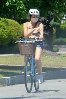 Celebrity Fitness - Molly Shannon a bike ride around Santa M