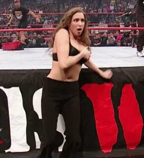 Stephanie McMahon trying to conceal her massive tits - GIF o