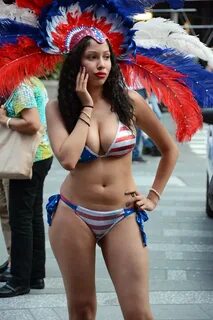 Women In Times Square In NYC Wearing Only Body Paint. Phot. 