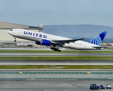 United Airlines 2000 Boeing 777 N210UA c/n 30216 departing S