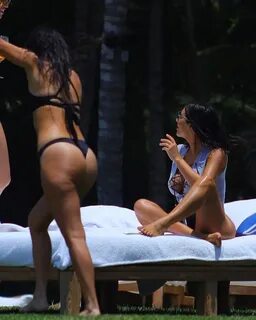 De olho nas Kardashians: Kim e Kourtney mostram boa forma em
