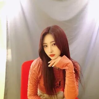 200217 Everglow Instagram Update - Sihyeon enjoying the cute