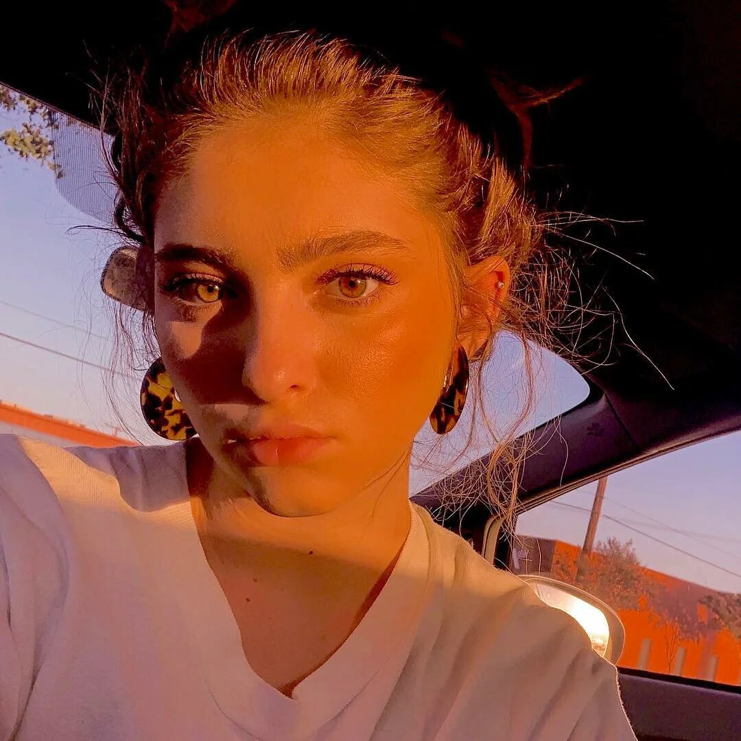 Willow Shields в Instagram: "Baby hairs gone wild" .