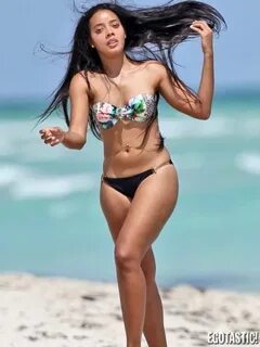 Dünyaca ünlü sanatçı Angela Simmons, Miami plajında bikinisi