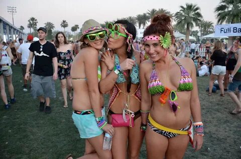 Девушки с Coachella 2012 (79 фото)