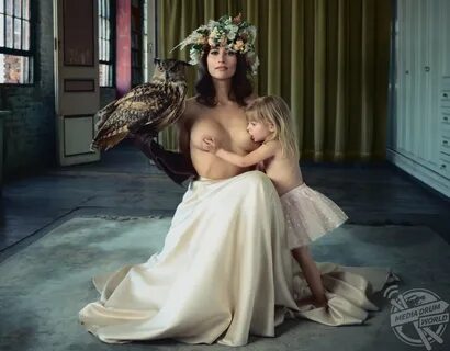 Public Breastfeeding Advocate Has Posed Nude To Quash Insult