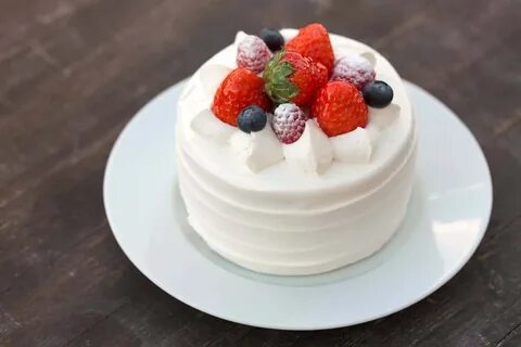 Fresh Berry Vanilla Cake