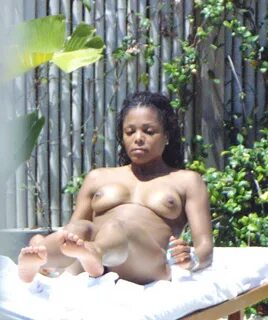 Amazonian Cleavages : Songbird Janet Jackson bares all.. Top