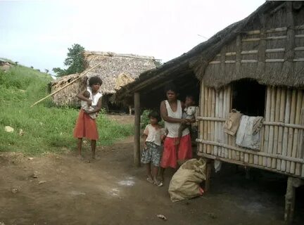 An Aeta (Negrito) family in northern Luzon (Photo by the aut