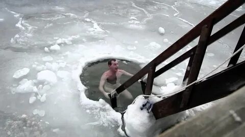 Vinterbadning - nytår 2010 - YouTube