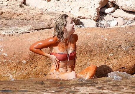 Kate Hudson’s Bubble Butt is Captivating (Bikini Pictures) #
