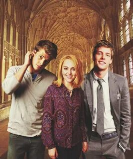 Hunter Parrish and AnnaSophia Robb as the Scamander children