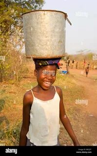 Mädchen tragen eine Wasser Krug auf ihrem Kopf, afrikanische