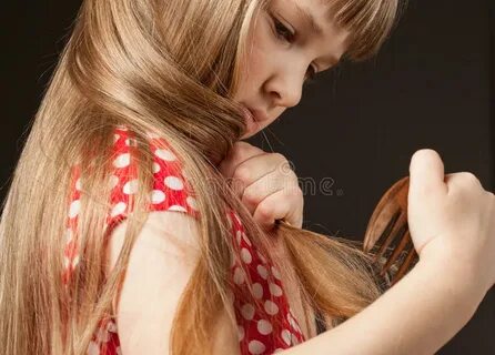 волосы девушки предпосылки красивейшие расчесывая ее изолиро