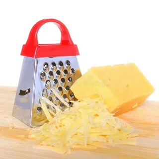 Заприте терку сыра и заскрежетанный сыр на изолированной раз