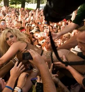 Foto Hot Terbaru Lady Gaga Saat Konser