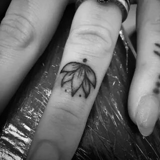 Pin by Sally Parker on En la piel Flower finger tattoos, Sma
