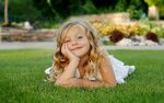 Фотография Девочки улыбается Дети траве смотрит 1920x1200