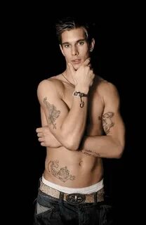 OMG, hes naked: Fashion model William MacLarnon OMG.BLOG