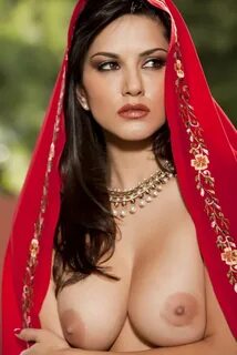Голая индианка Sunny Leone в красной накидке