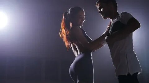 beauty couple dancing bachata dark room Stock-video (100 % r