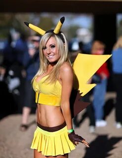 Blonde Pikachu (Jessica Nigri) 2011 Amazing Arizona Comic . 