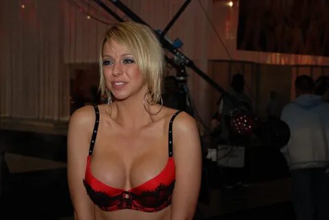 File:Brianna Beach at AVN Adult Entertainment Expo 2009 (8).
