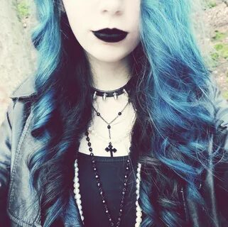 Blau-schwarze Haare, Perlenketten, Nietenhalsband Blaue haar