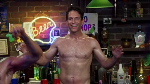 Rob McElhenney e Glenn Howerton mostrano i pettorali a "C'è 