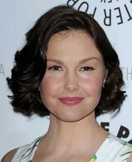 Ashley Judd Curled Out Bob - Short Hairstyles Lookbook - Sty