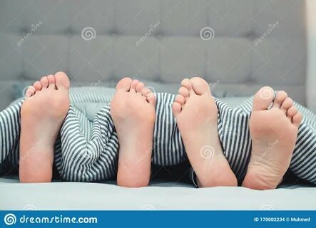Die Füße Eines Jungen Paar Auf Dem Bett, Nahaufnahme Kollegi